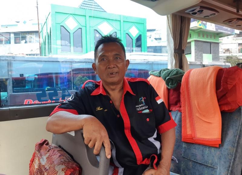 Amran, pengemudi bus rute Bekasi-Pagar Alam saat membawa penumpang pada Selasa (15/3/2022).