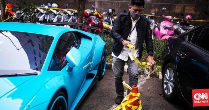 Sebagian aset benda bergerak berupa  kendaraan roda empat dan roda dua milik Doni Salmanan yang disita. (Foto:CNN Indonesia)