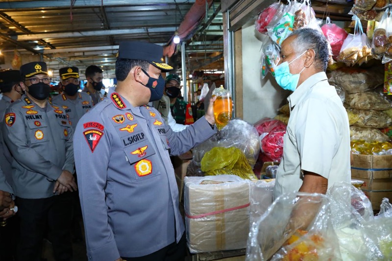 Kapolri Jenderal Listyo Sigit Prabowo turun langsung ke pasar tradisional Bantar Gebang, Kota Bekasi, untuk memastikan stok atau ketersediaan minyak goreng dalam memenuhi kebutuhan dari masyarakat. Foto: istimewa.