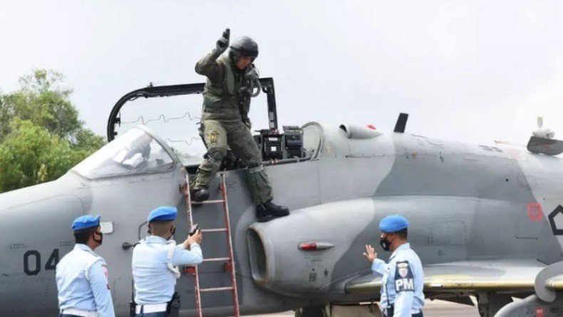 TNI AU mengerahkan 2 pesawat tempur jenis F-16 Fighting Falcon untuk memaksa turun atau force down pesawat asing yang diterbangkan oleh pilot tersebut di wilayah udara Sumatera. (Foto: iNews.id/Dok. TNI AU)