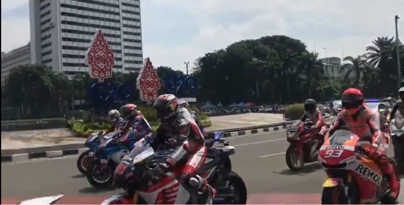 Pembalap MotoGP melakukan parade di Bundaran Hotel Indonesia, Jakarta, Rabu (16/3/2022). Foto: istimewa.
