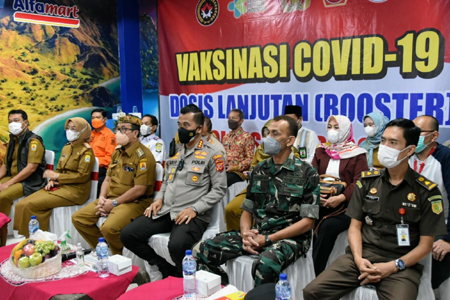 Kegiatan vaksinasi Covid-19 di Kabupaten Cirebon melibatkan jajaran Forkopimda di daerah itu. (Foto:DiskominfoKabupaten Cirebon)