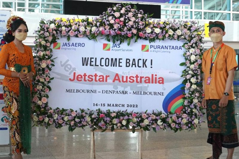 Ucapan selamat datang atas penerbangan perdana maskapai Jetstar Australia ke Bali, Jakarta, Rabu (16/3/2022). (Foto:ANTARA) 
