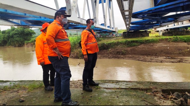 PT KAI Daops 5 Purwokerto sedang memantau salah satu iytik rawan bencana di sepanjang jalur KA. (Foto:tvonenews.com)