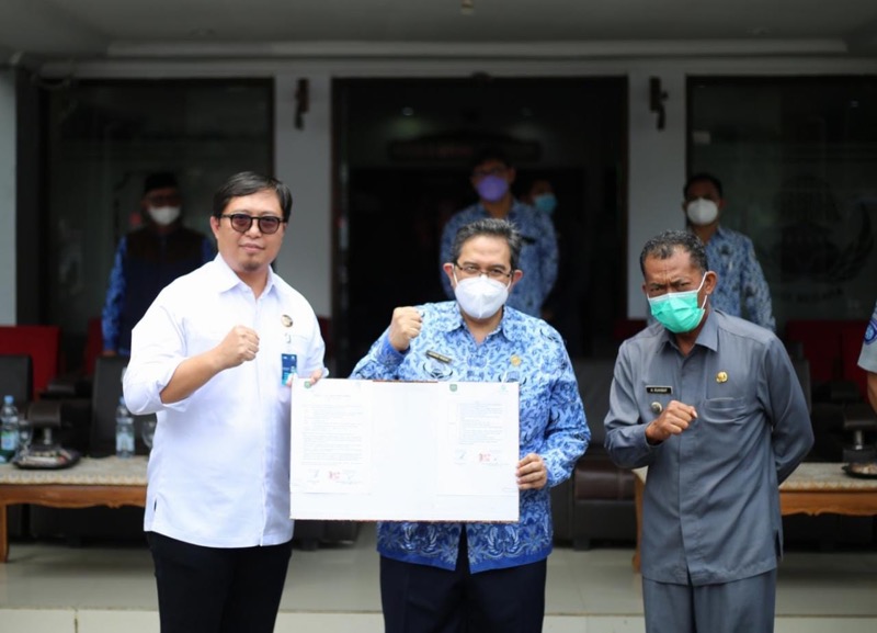 Guna mengurangi tingkat fatalitas korban akibat kecelakaan lalu lintas, Jasa Raharja Cabang Utama Jawa Barat menghibahkan satu Unit Mobil ambulan kepada RSUD Subang, Kamis (17/3/2022) di Pendopo Kantor Bupati Subang. Foto: istimewa.