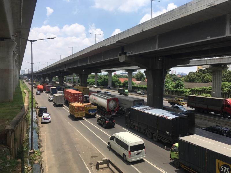 Kepadatan kendaraan di ruas Tol Bekasi Timur, mengular cukup panjang, Kamis (17/3/2022) siang. Foto: BeritaTrans.com.