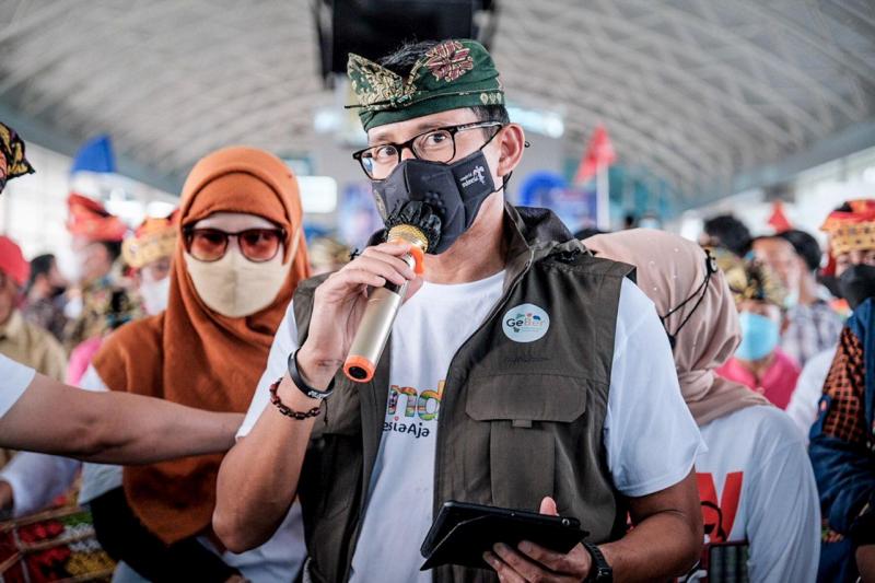 Menparekraf Sandiaga Uno bersama UMKM di Mandalik