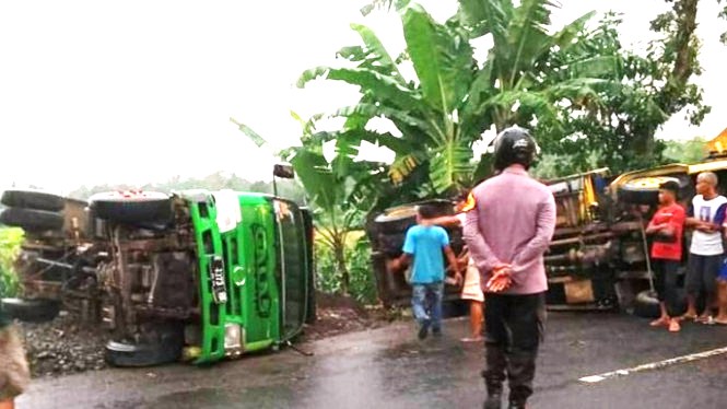 Dua dumpt truk mengalami kecelakaan lalu-lintas terguling di jalur utama Purbalingga,Bobotsari, Kabupaten Pemalang. (Foto:tvonenews.com)