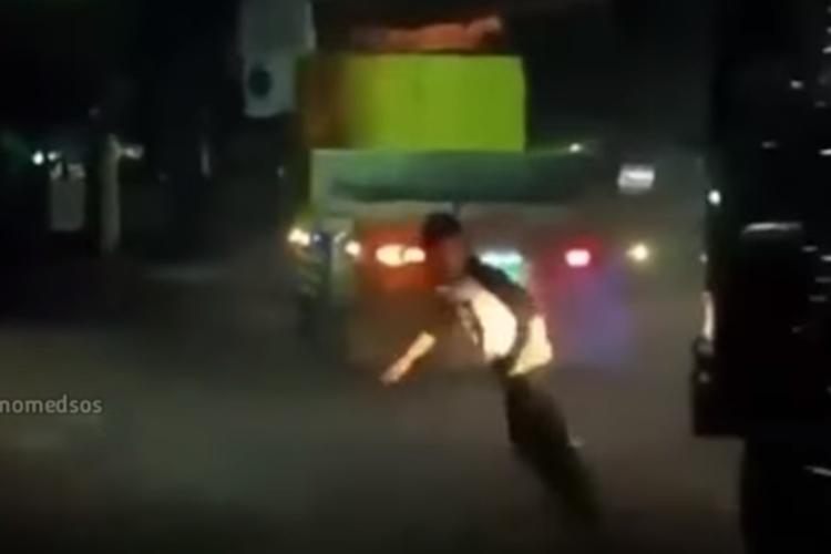 Tangkapan layar video viral yang memperlihatkan aksi sejumlah remaja nekat mengadang truk yang melintas di Bekasi. Foto: kompas.com.