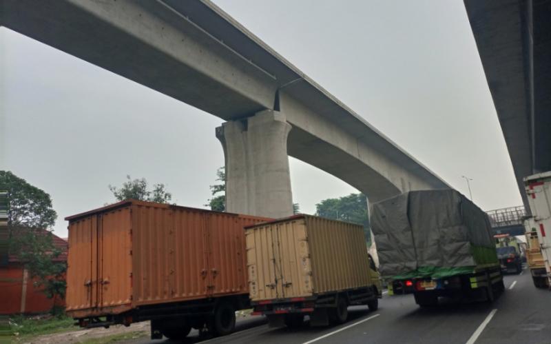 Truk dengan kapasitas dan muatan melebihi aturan banyak berkeliaran di Tol Cikampek, Jumat (18/3/2022). Foto: BeritaTrans.com dan Aksi.id.