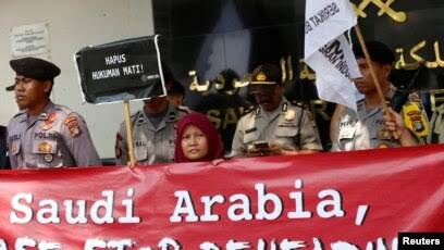 Para aktivis melakukan aksi protes menuntut dihapuskannya hukuman mati di Arab Saudi dalam sebuah aksi di depan Kedutaan Arab Saudi di Jakarta, pada 20 Maret 2018. Foto: voaindonesia.com.