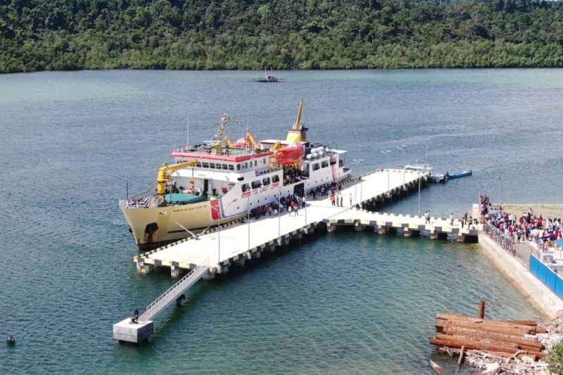 KM. Sabuk Nusantara 98 saat sandar perdana di Pelabuhan Karas, Kabupaten Fakfak, Papua Barat, Rabu (16/3/2022). (Foto:ANTARA) 