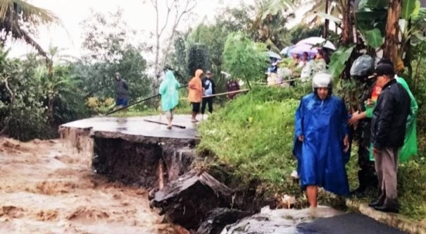 Akses jalan kabupaten yang terputus diterjang banjir bandang. (Foto:tvonenews.com) 