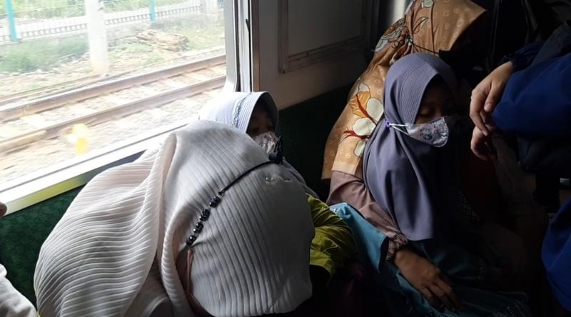 Kursi panjang di dalam KRL arah Cikarang tampak dipenuhi penumpang dewasa dan penumpang anak.  