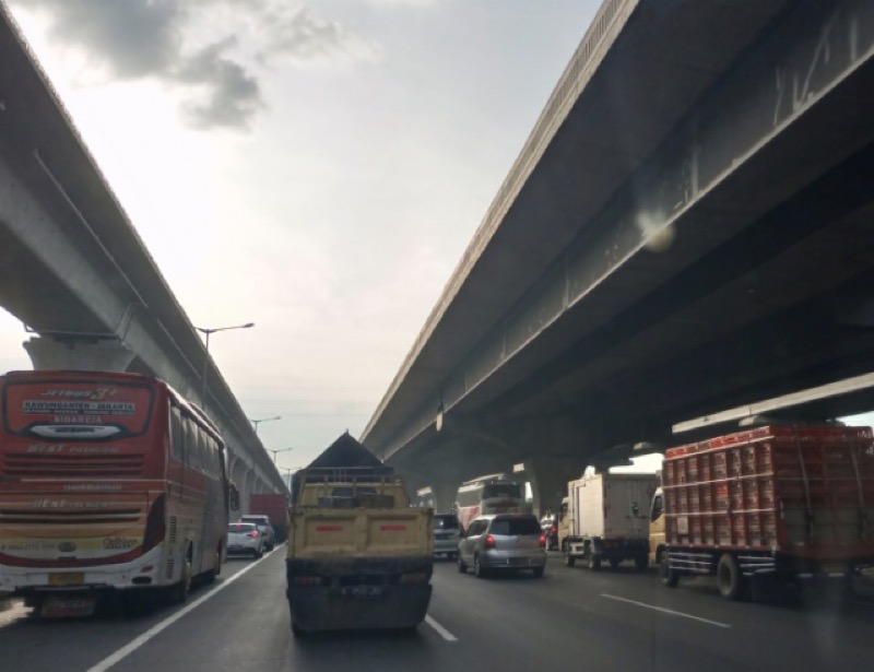 Tol Bekasi Timur macet panjang, Sabtu (19/3/2022). Foto: BeritaTrans.com.