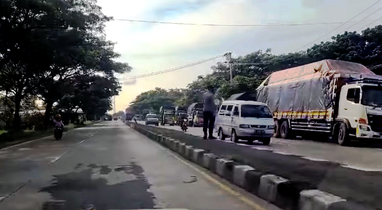 Kapolsek Losarang Kompol H. Mashudi bersama anggotanya menggiring sejumlah truk  yang diparkir di tempat terlarang jalur Pantura Losarang  guna menghindari terjadinya kecelakaan lalu-lintas. (Taryani)   