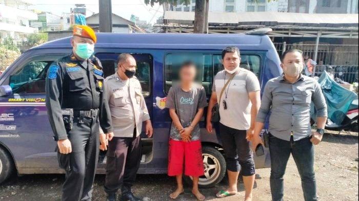 Pria berinisial AR dan angkotnya yang diduga aksi pencurian besi bantalan rel kereta api diamankan Polres Sukabumi Kota. (Foto:TribunJabar) 
