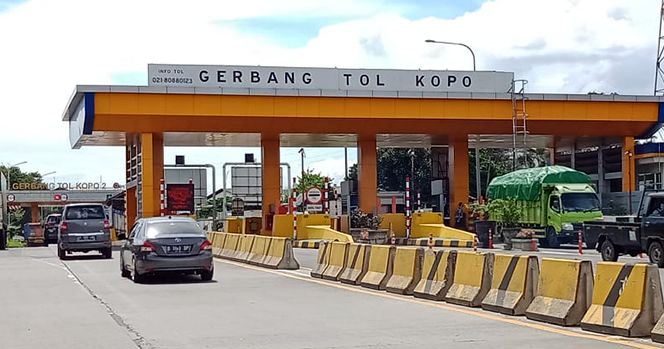 Salah satu gerbang tol Kopo yang terus memberlakukan sistem ganjil genap di Kota Bandung. (Ist.)