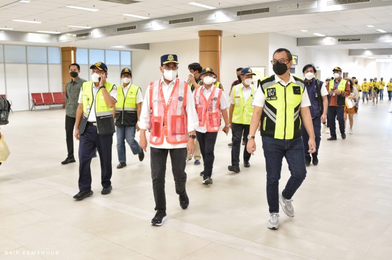 Menhub Budi Karya Sumadi di Bandara Lombok