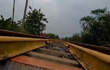 Tangkapan layar video viral sejumlah pemuda bersembunyi di bawah jembatan saat kereta api melintas.(Facebook)