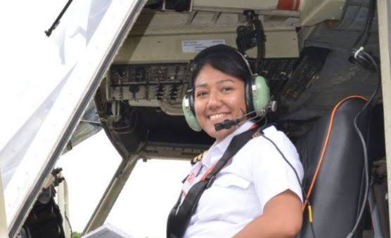 Jeanette Febrina, mantan pramugari yang banting setir jadi pilot helikopter pemadam karhutla. Foto: okezone.com.