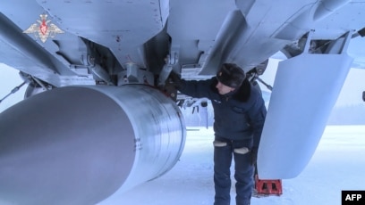 Seorang penerbang memeriksa pesawat tempur MiG-31K milik Angkatan Udara Rusia yang membawa rudal jelajah hipersonik Kinzhal di lokasi yang dirahasiakan di Rusia. (Foto: AFP)