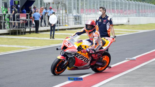  Pembalap Repsol Honda asal Spanyol Marc Marquez mengendarai sepeda motornya sebelum kecelakaan.