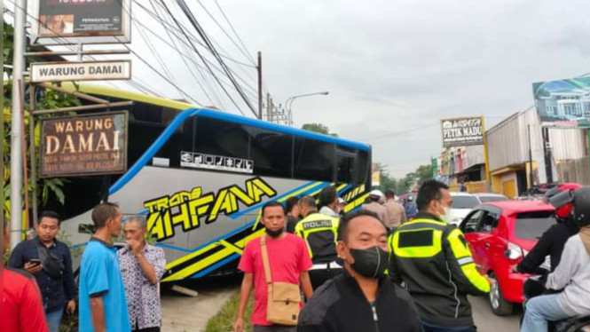Bus menabrak tiga mobil dan warung diduga akibat rem blong di Kabupaten Malang. (Foto:tvonenews.com)