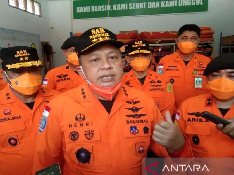 Kepala Basarnas RI Marsekal Madya TNI Henri Alfiandi saat diwawancara di sela-sela kunjungan kerja di Kantor Basarnas Kendari, Kota Kendari, Sulawesi Tenggara, Sabtu (19/3/2022) (Foto:ANTARA)