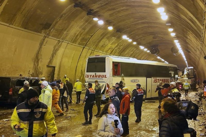 Suasana lokasi kecelakaan lalu-lintas di Terowongan Gunung Bolu di jalan tol Ankara-Istanbul di Turki barat laut, (Foto:Xinhua)