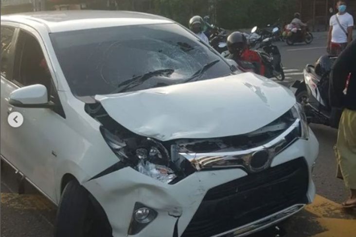Minibus Toyota Calya putih mengalami kerusakan di bagian depan akibat kecelakaan dengan motor di Gambir, Jakarta Pusat. (Foto:SindoNews.com) 