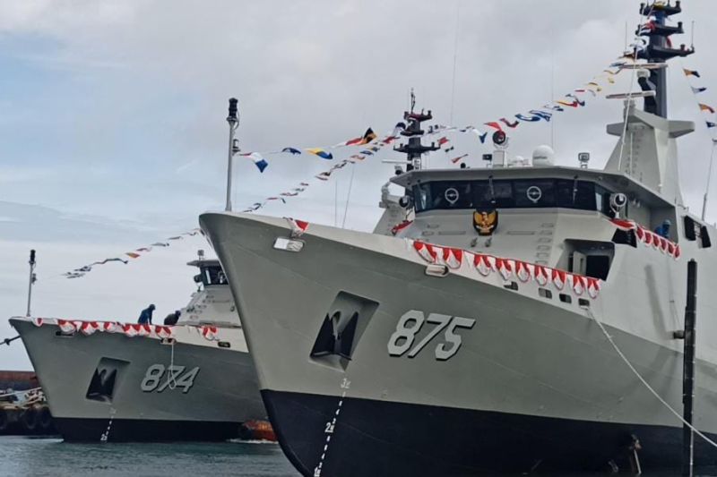 Dua kapal perang TNI AL, KRI Dorang-874 dan KRI Bawal-875, diluncurkan Kepala Staf Angkatan Laut Laksamana TNI Yudo Margono di Galangan PT Caputra Mitra Sejati, Pulau Ampel Serang, Banten, Senin (21/3/2022). (Foto:ANTARA)
