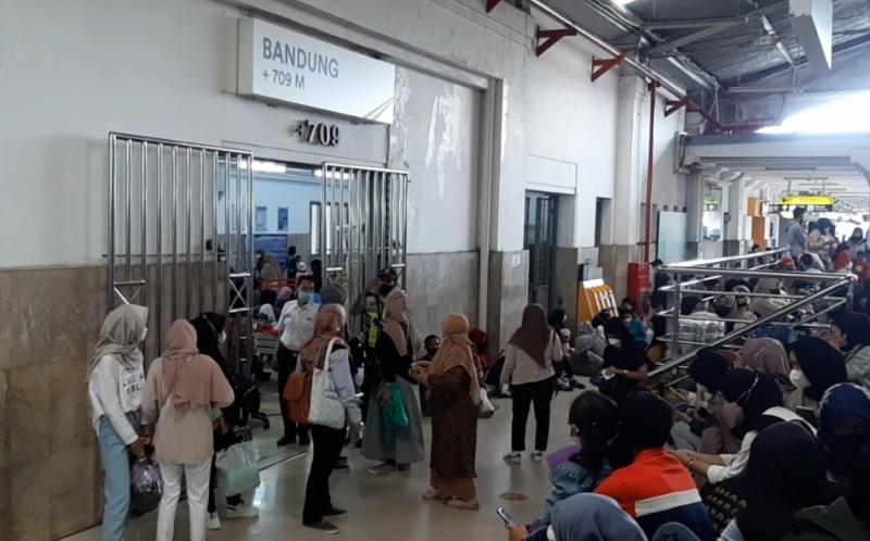 Penumpang KA Lokal di Stasiun Bandung memenuhi emplasemen saat menanti rangkaian KA pada Ahad (20/3/2022).