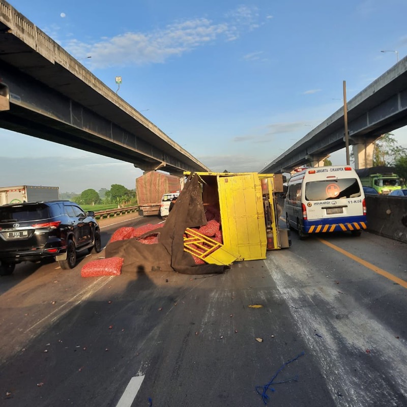 Truk terguling usai terlibat kecelakaan di ruas Tol Karawang, Senin (21/3/2022) pagi. Foto: istimewa.