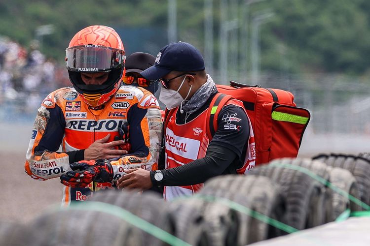 ebalap Repsol Honda Team, Marc Marquez usai terjatuh melakukan warm up atau sesi pemanasan di Pertamina Mandalika International Street Circuit, Praya, Lombok Tengah, NTB, Minggu (20/3/2022). Marc Marquez mengalami highside crash saat berupaya membelokkan motor RC213V di Tikungan 7. Foto: kompas.com.