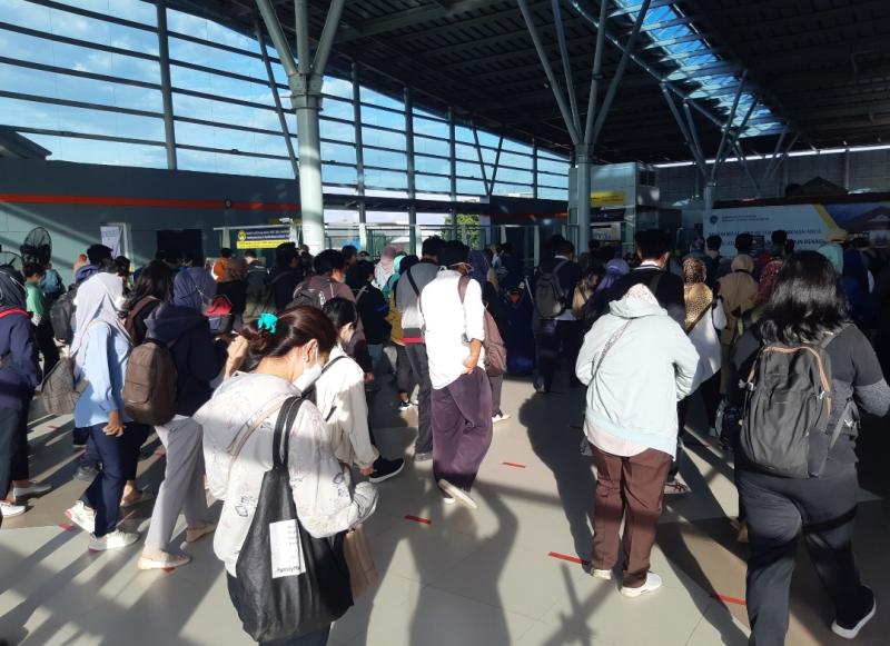 Antrean penumpang KRL saat hendak melakukan tap tiket di Stasiun Bekasi, Senin (21/3/2022) pagi.