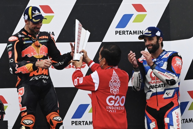 Presiden Jokowi saat berikan Trofi kemenangan MotoGP