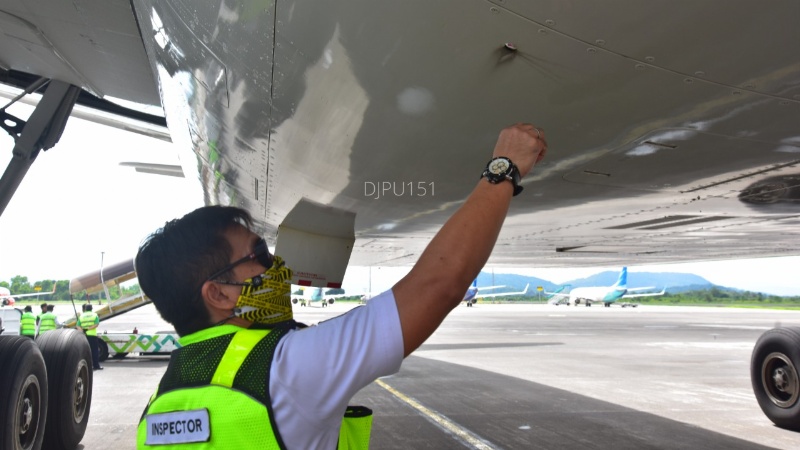 Foto ilustrasi : Inspektur Penerbangan sedang melaksanakan pemeriksaan rutin (Ditjen Hubud)