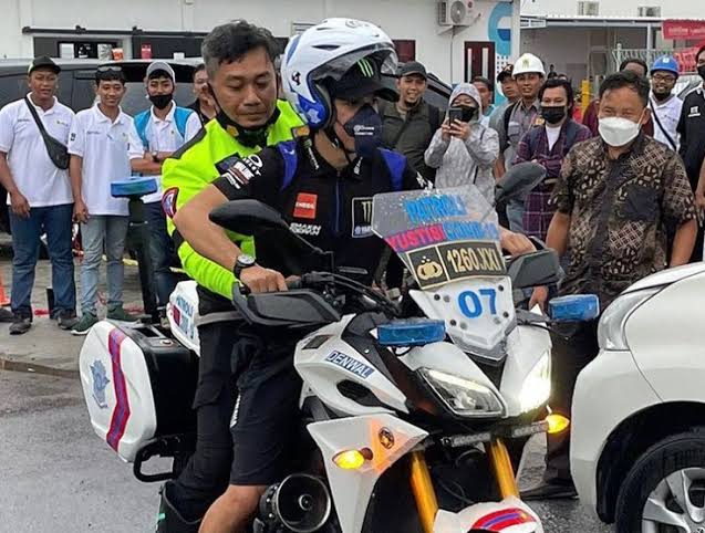 Momen Franco Morbidelli pinjam motor polisi di Mandalika untuk mengejar keberangkatan pesawat. Foto: okezone.com.