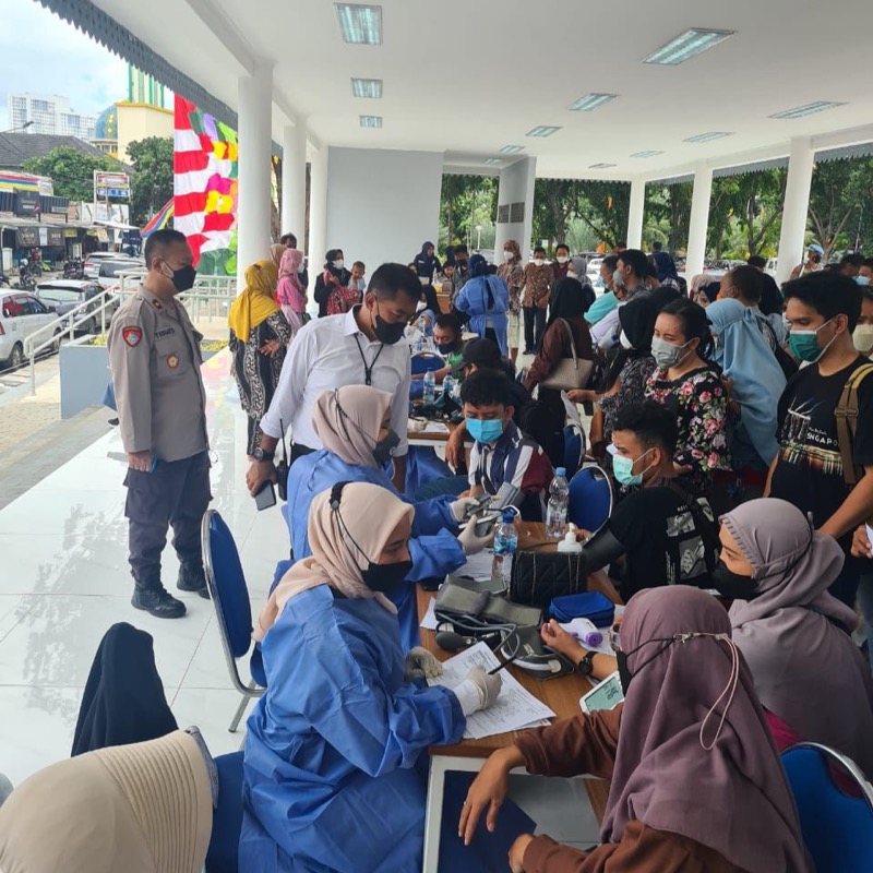 Ratusan orang memadati alun-alun Hasibuan, kelurahan Margajaya, Bekasi Selatan, Kota Bekasi untuk mendapatkan vaksin yang diselenggarakan Polres Metro Bekasi Kota, Senin (21/3/2022). Foto: istimewa.