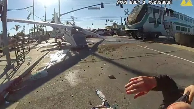 Tayangan video yang direkam saksi mata memperlihatkan sebuah pesawat ditabrak kereta di Los Angeles, AS.