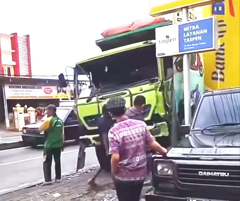 Truk penyok pada bagian depan setelah menabrak dua mobil di Ungaran, Kabupaten Semarang. (Foto:AyoSemarang) 