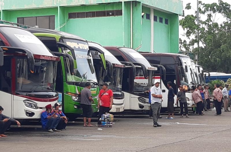 Bus-bus berjejer di Terminal Bekasi, Rabu (23/3/2022). Sejumlah karyawan tiketing merasa gembira karena adanya aturan pelonggaran syarat perjalanan.