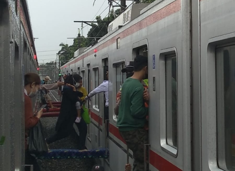 Proses pemindahan penumpang dari KRL yang mogok pada Rabu (24/3/2020) siang di jalur Stasiun Jatinegara dan Cakung.