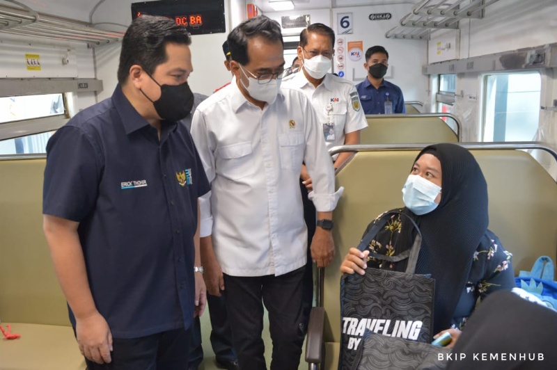 Menhub dan Menteri BUMN sapa penumpang KA Cibatu-Garut