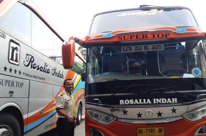 Pengemudi bus Rosalia Indah sering mengalami hal yang tak terduga termasuk kerepotan karena penpang salah mengambil barang bawaan lantaran warna dan bentuk yang hampir sama.