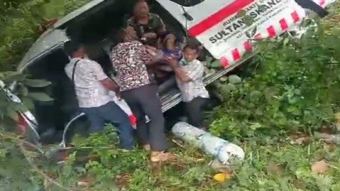 Ambulans tabrak truk di Sumut.