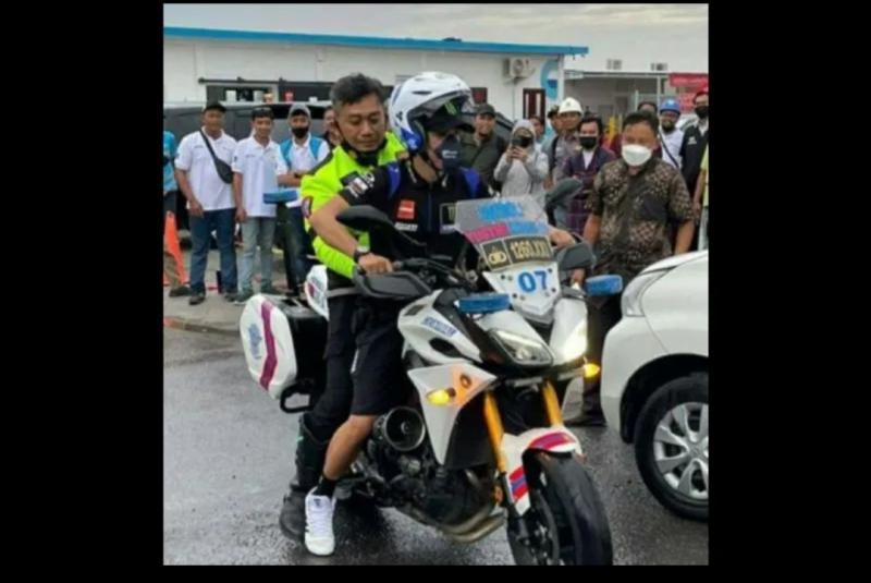 Anggota Satuan PJR Polda NTB, Ajun Inspektur Polisi Dua Lalu Dwi Prayitno, menjadi penyelamat pebalap MotoGP, Franco Morbidelli, dari resiko ketinggalan pesawat terbang menuju Italia dari Bandara Internasional Lombok, di Mataram, NTB, Senin (21/3).