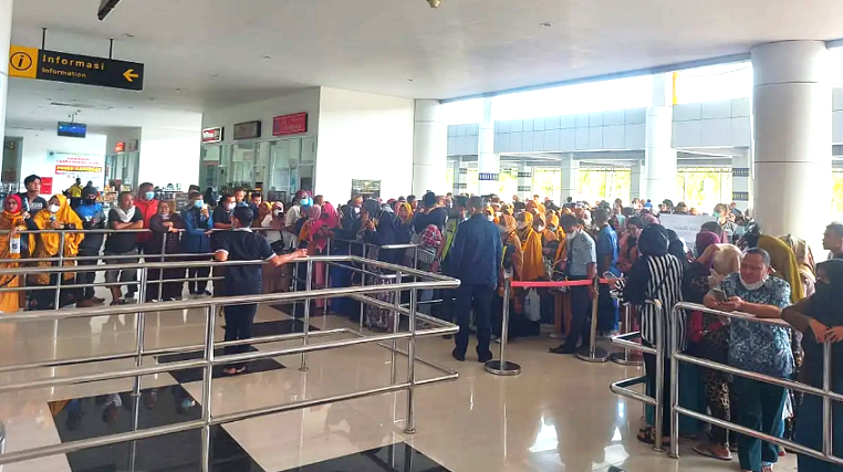Calon penumpang pesawat terlihat antre bahkan sampai berdesakan di Bandara Djalaludin Gorontalo. (Foto:Liputan6.com)
