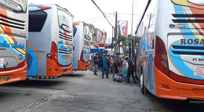 Agen bus Rosalia Indah Bulak Kapal Bakasi penuh bus, dan penumpang menumpuk akibat bus tidak sesuai jadwal, lantaran kemacetan di tol dalam kota sehingga bus terlambat tiba di lokasi.
